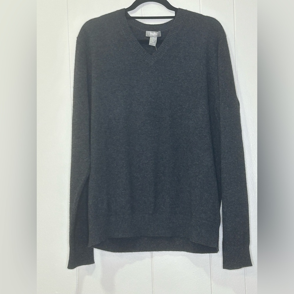 New with Tags, Men’s XL Neiman Marcus Cashmere, gray, 100% cashmere sweater.￼